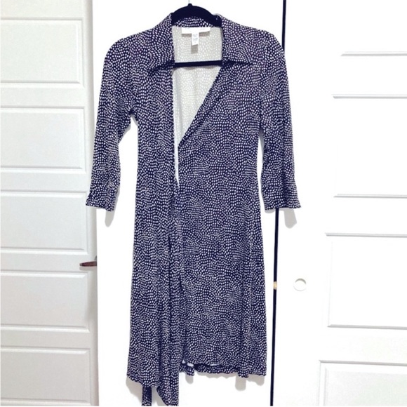 HOST PICK! Vintage Diane Von Furstenberg Wrap Dress, 100% Silk, Size 6 - Picture 2 of 7